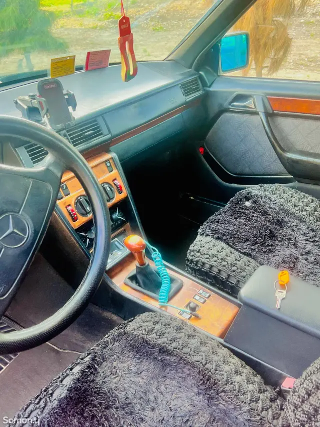 Mercedes-Benz W124 1994 · 2.2 MT