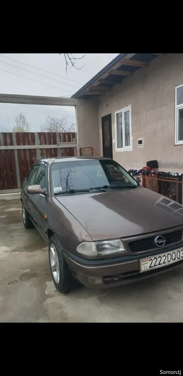 Opel Astra F 1992 · 1.6 MT