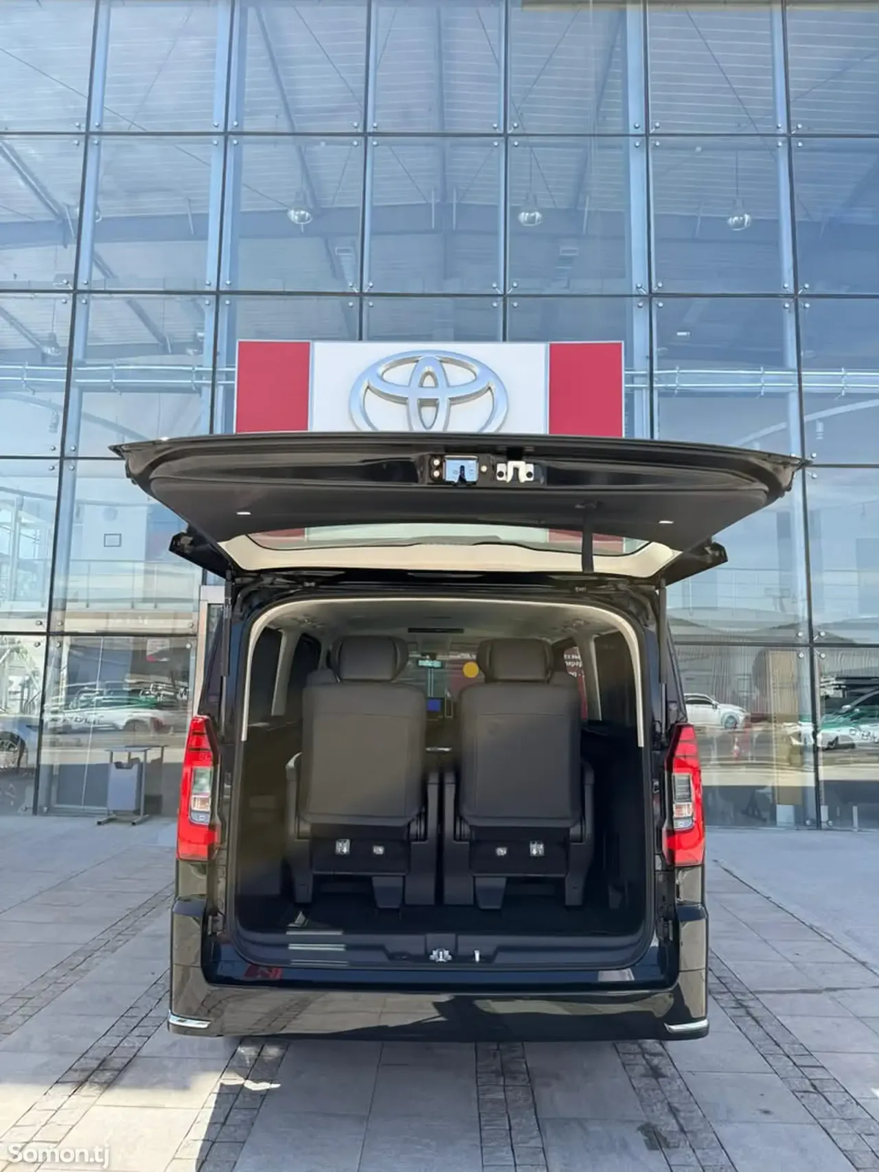 Toyota HiAce 2025 · 3.5 AT