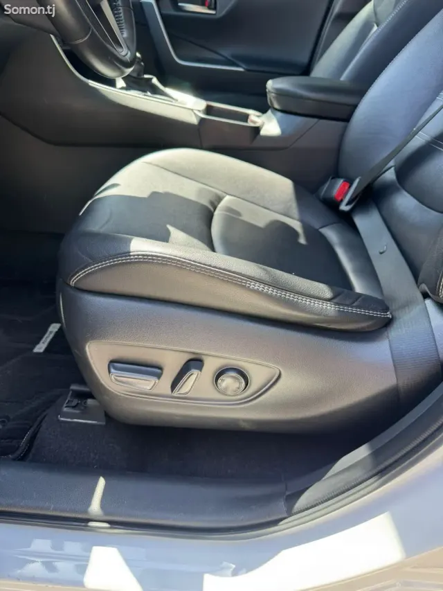 Toyota RAV 4 2021 · 2.0 AT