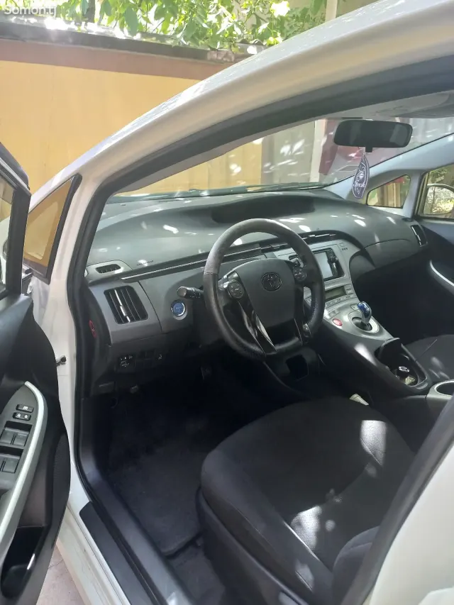 Toyota Prius 2014 · 1.8 AT