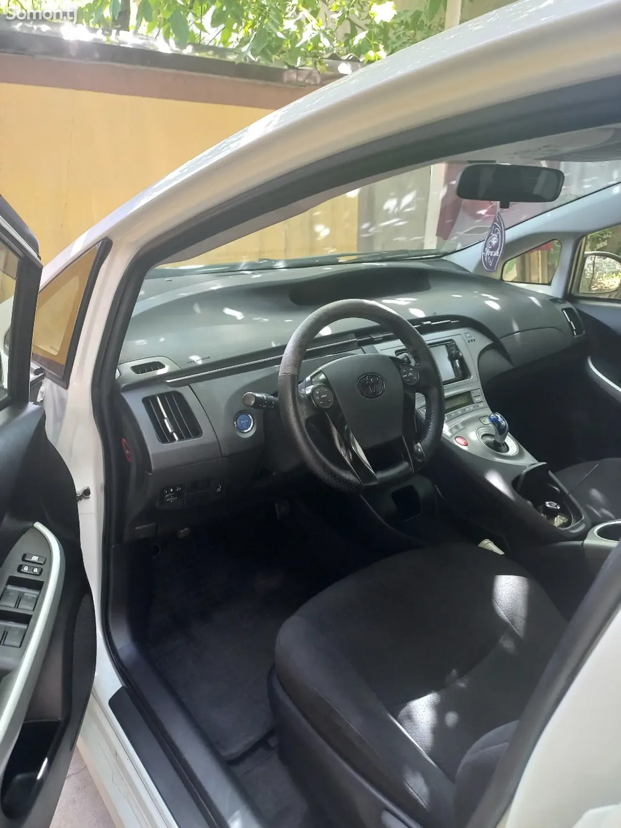 Toyota Prius 2014 · 1.8 AT