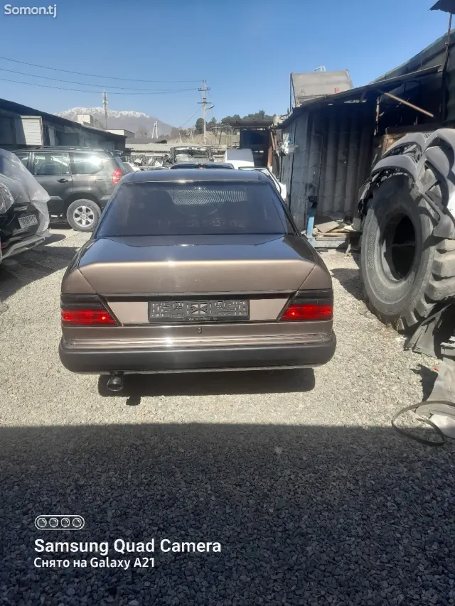 Mercedes-Benz W124 1988 · 2.0 MT