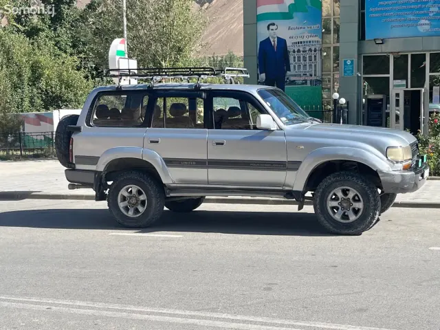 Toyota Land Cruiser 1997 · 4.6 MT