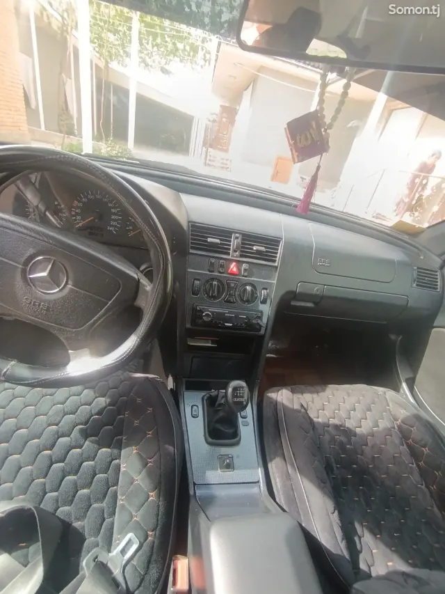 Mercedes-Benz W201 1998 · 1.6 MT