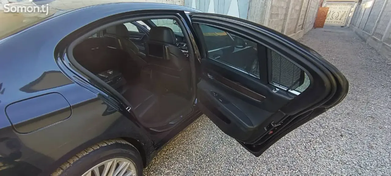 BMW 7 series 2011 · 4.4 AT