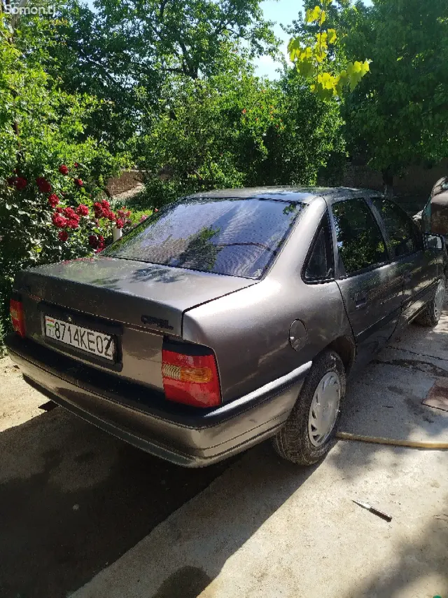Opel Vectra A 1992 · 1.6 MT