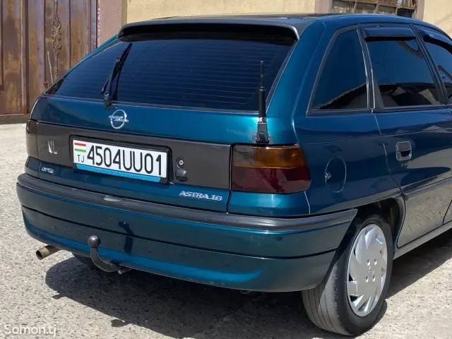 Opel Astra F 1998 · 1.6 MT