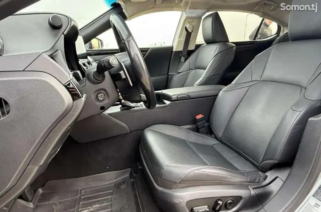 Lexus ES series 2024 · 3.0 AT