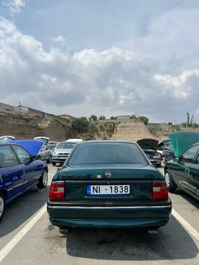 Opel Vectra A 1994 · 1.6 MT