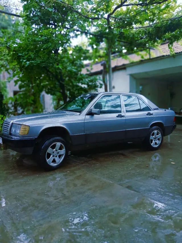 Mercedes-Benz W201 1990 · 1.8 MT