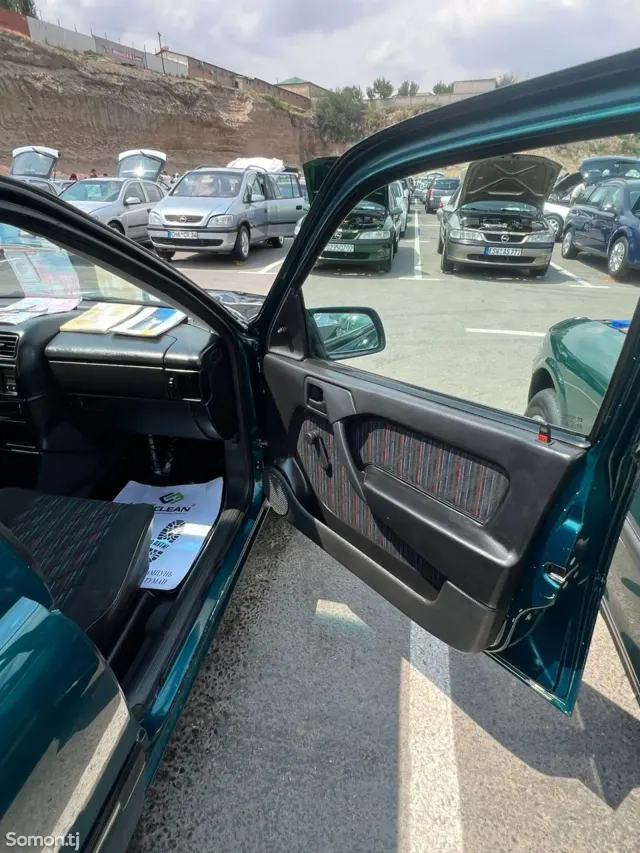 Opel Vectra A 1994 · 1.6 MT