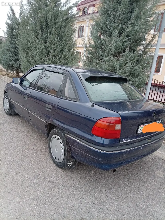 Opel Astra F 1993 · 1.6 MT