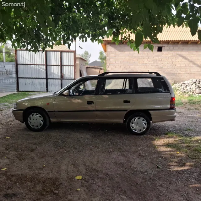 Opel Astra F 1998 · 1.6 MT
