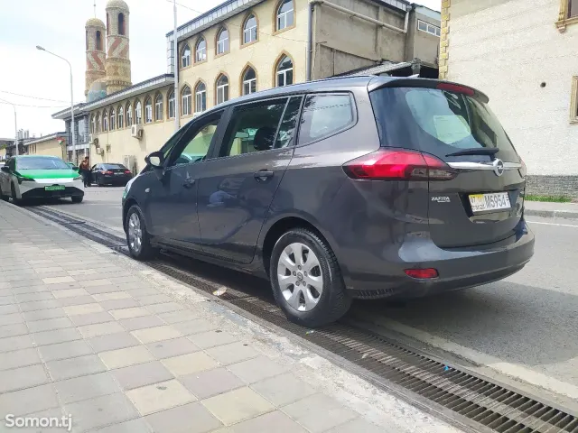 Opel Zafira 2016 · 2.0 MT