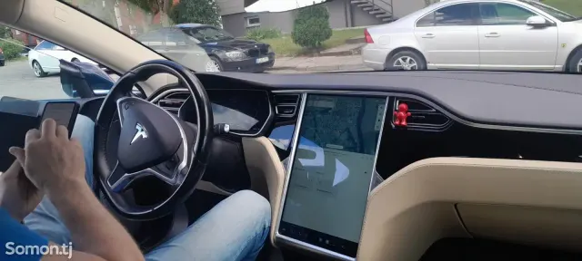 Tesla Model S 2015 · AT