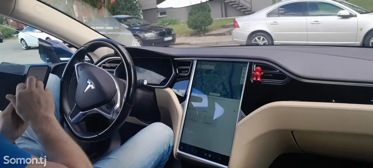 Tesla Model S 2015 · AT