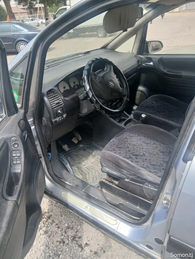 Opel Zafira 2002 · 2.2 MT