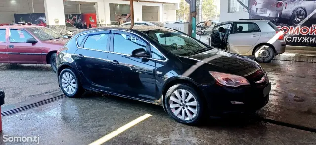 Opel Astra J 2010 · 1.6 AT