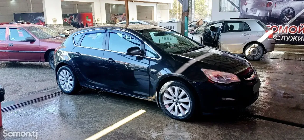 Opel Astra J 2010 · 1.6 AT
