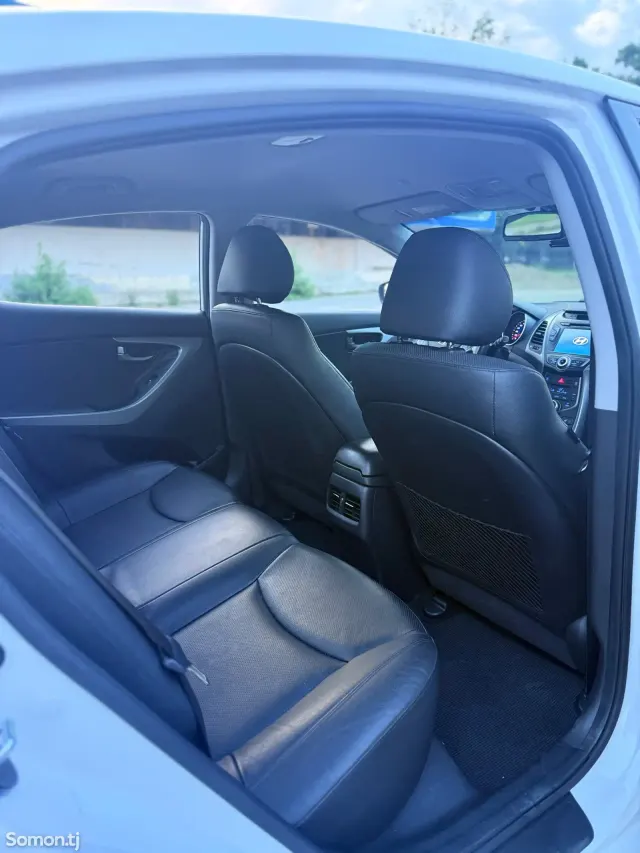 Hyundai Avante 2015 · 1.6 AT