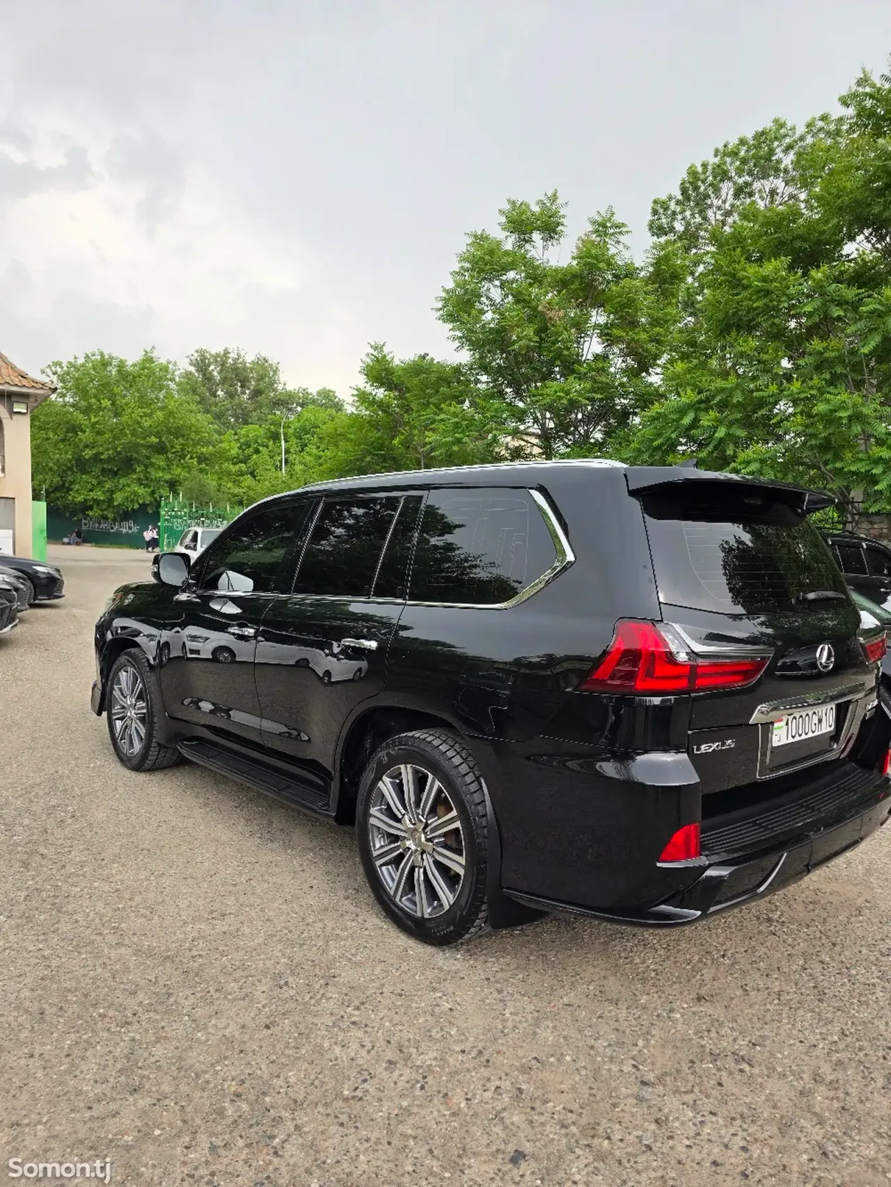 Lexus LX series 2017 · 5.7 AT