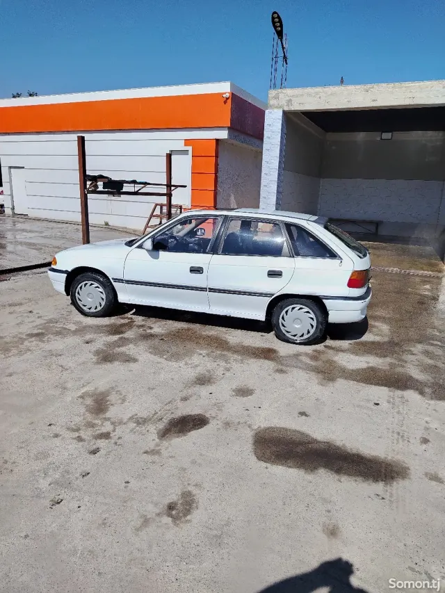 Opel Astra F 1992 · 1.6 MT