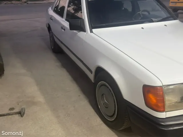 Mercedes-Benz W124 1988 · 2.0 MT