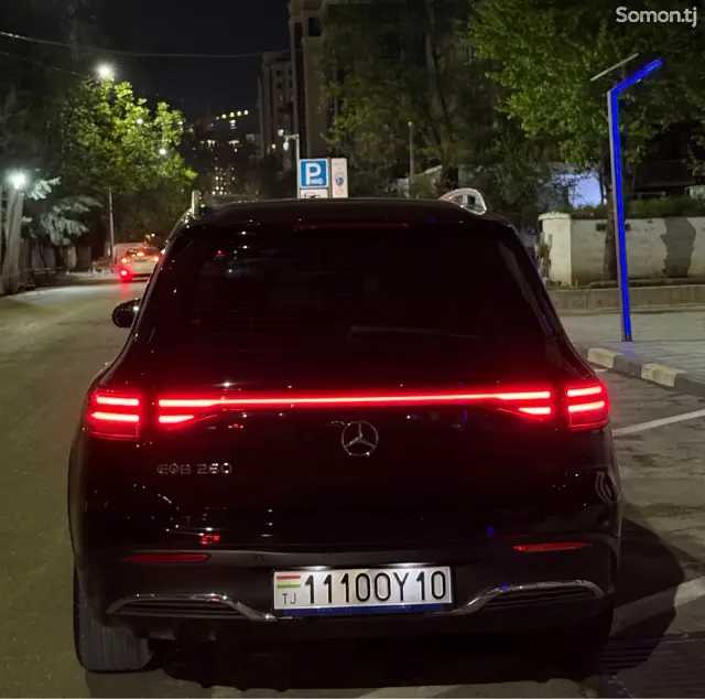 Mercedes-Benz EQB 2025 · AT