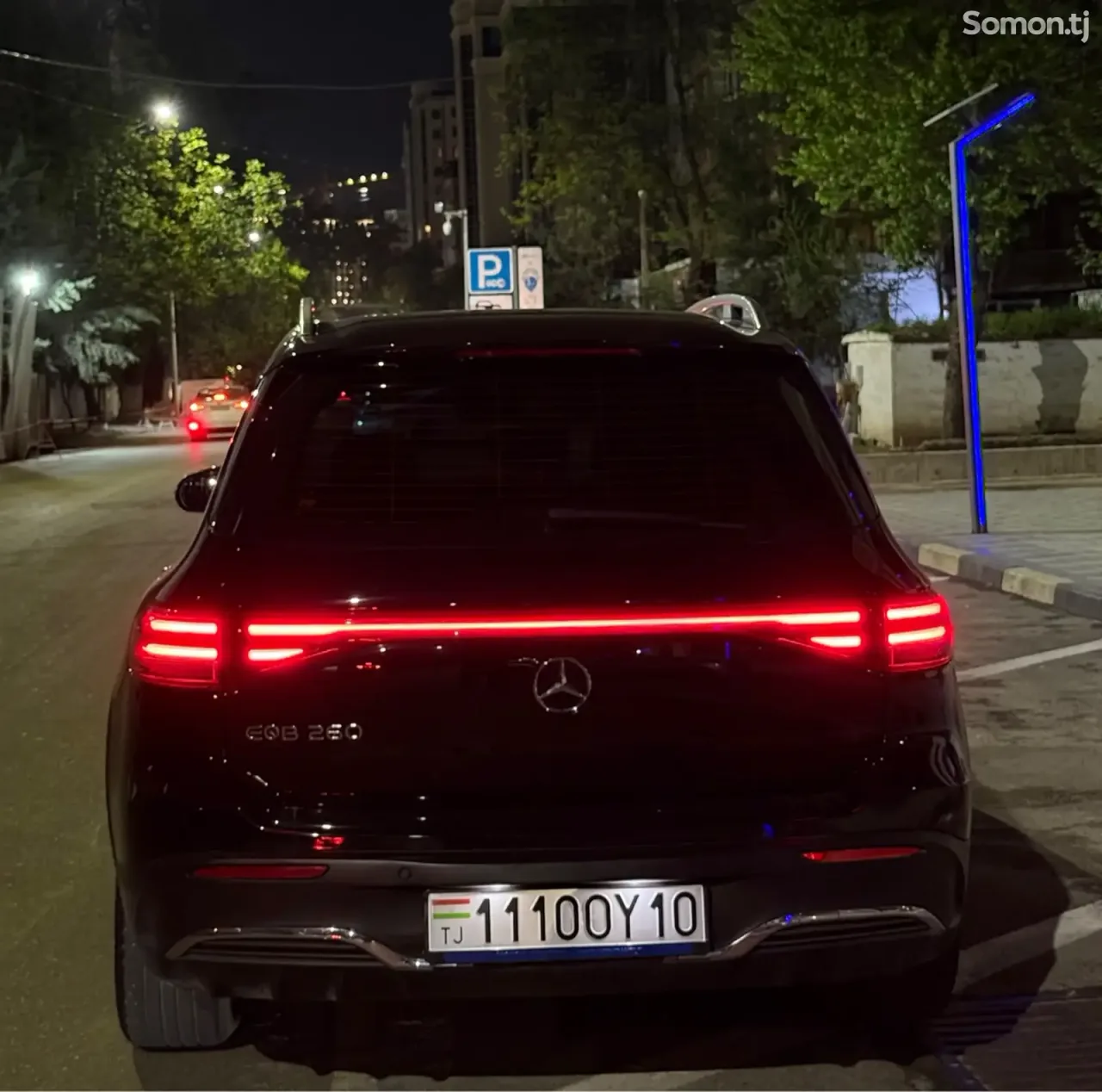 Mercedes-Benz EQB 2025 · AT