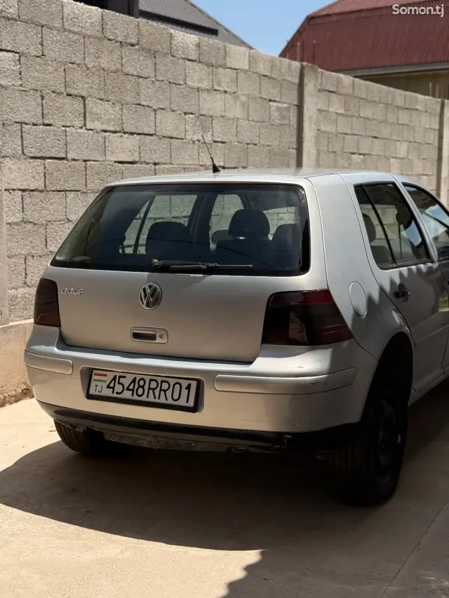 Volkswagen Golf 1997 · 1.6 MT