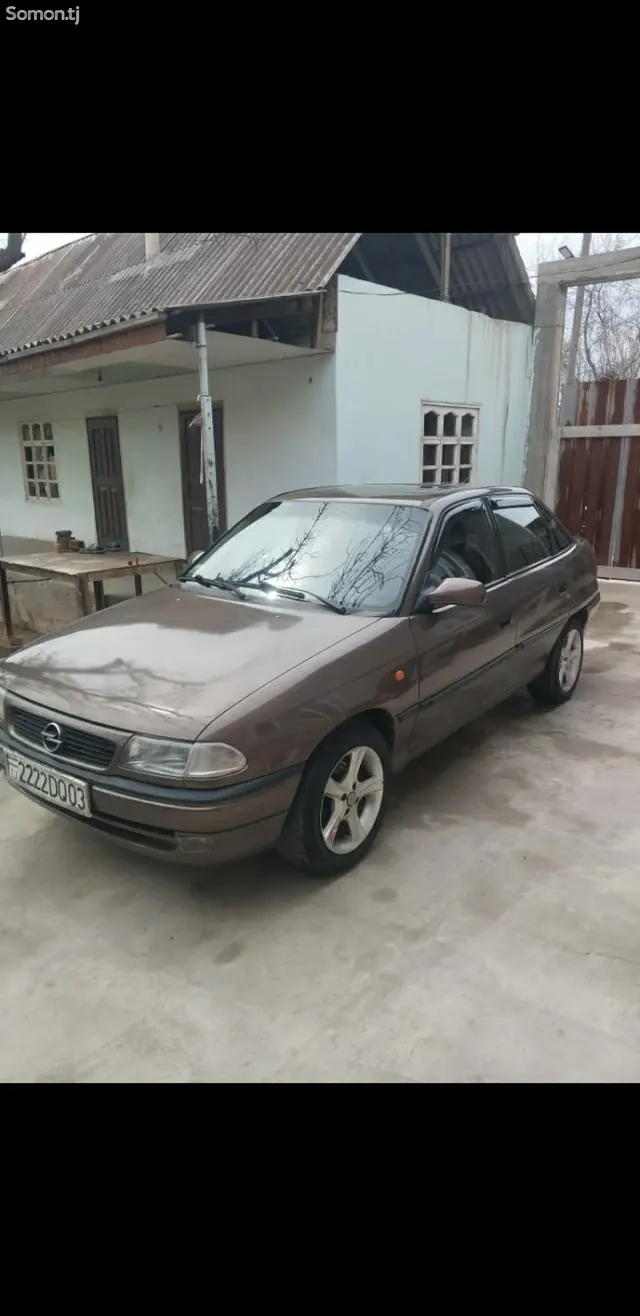 Opel Astra F 1992 · 1.6 MT