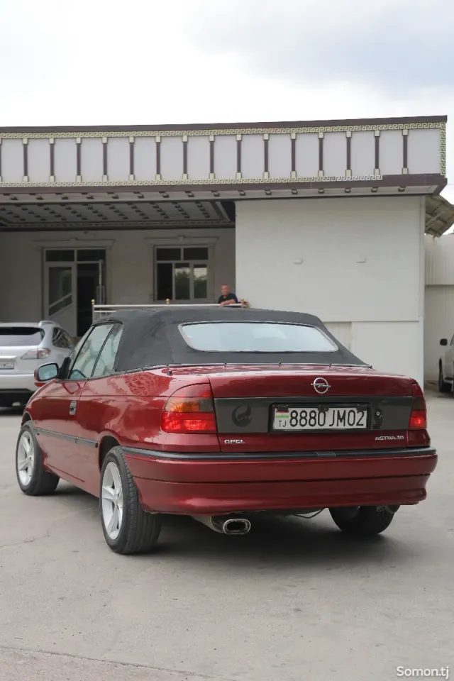 Opel Astra F 1995 · 1.6 MT