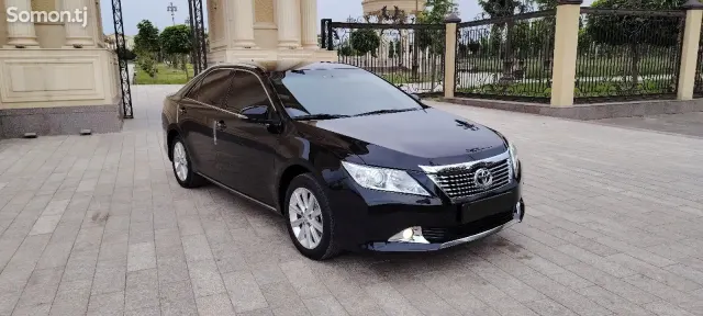 Toyota Camry 2014 · AT