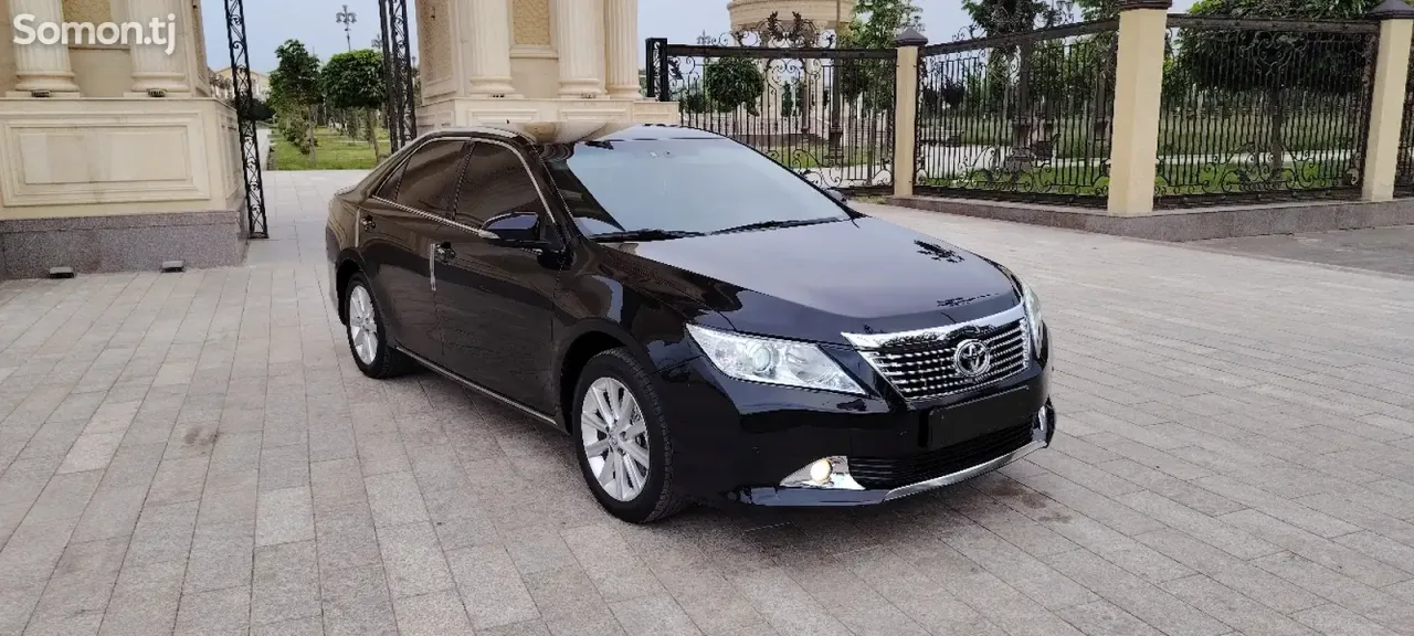 Toyota Camry 2014 · AT