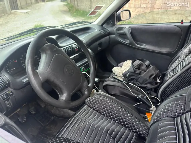 Opel Astra F 1998 · 1.6 MT