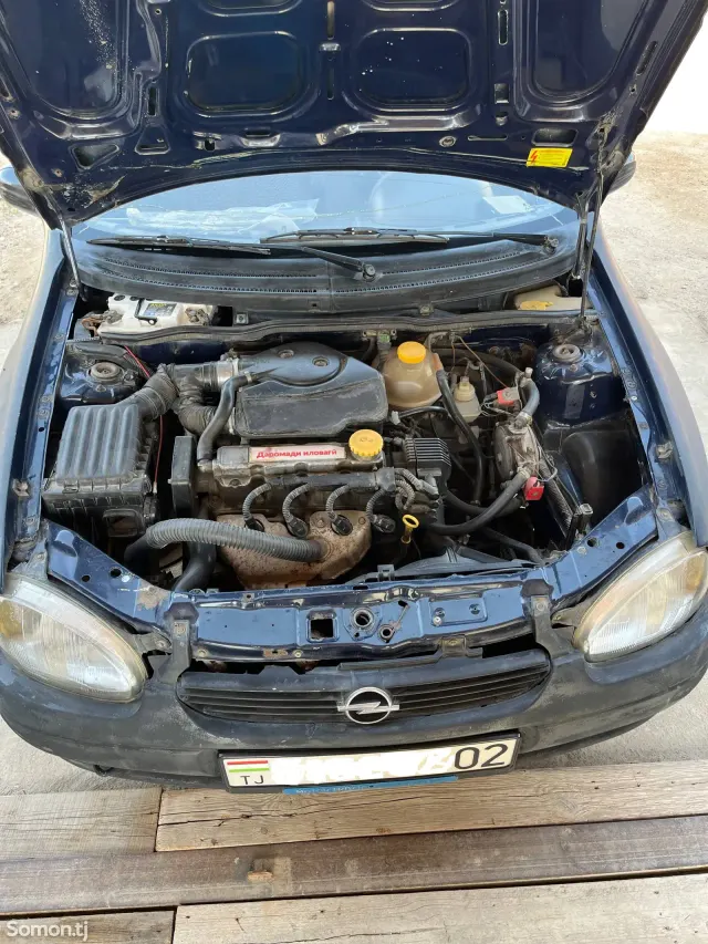 Opel Corsa 1999 · 1.6 MT