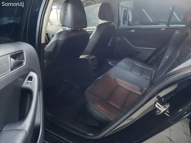 Volkswagen Jetta 2015 · 2.0 AT