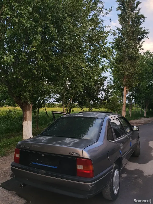 Opel Vectra A 1992 · 1.6 MT
