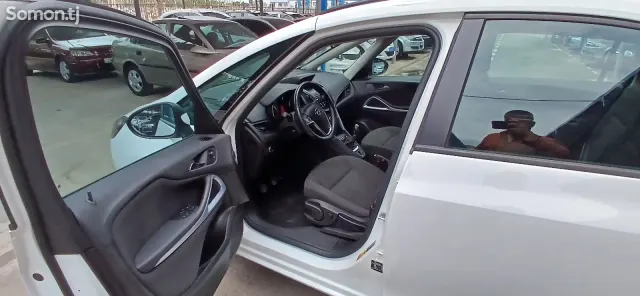 Opel Zafira 2015 · 1.6 MT