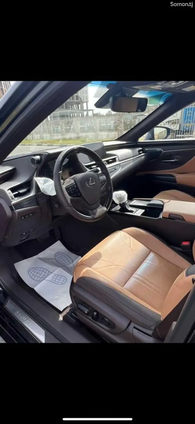 Lexus ES series 2021 · 3.5 AT