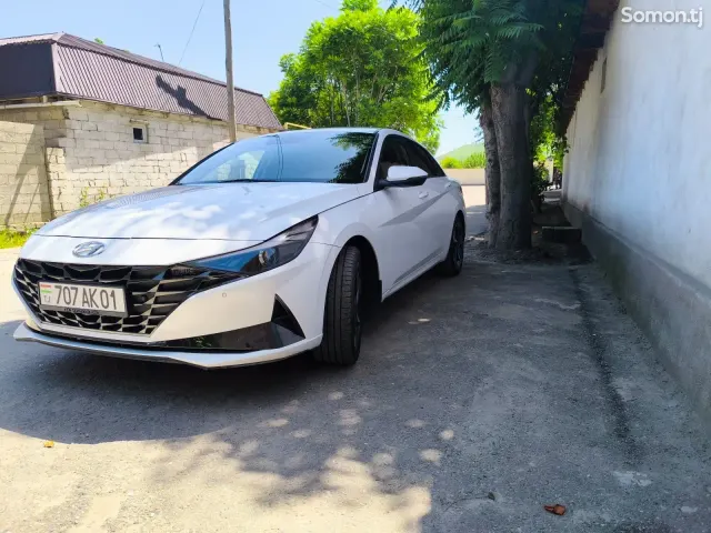 Hyundai Elantra 2022 · 2.0 AT