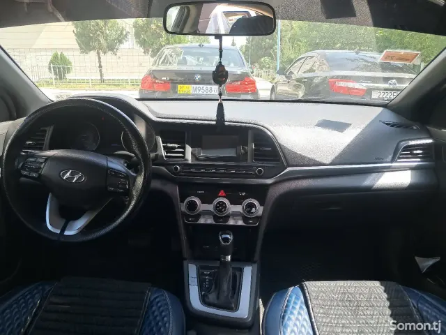 Hyundai Elantra 2019 · 1.8 AT