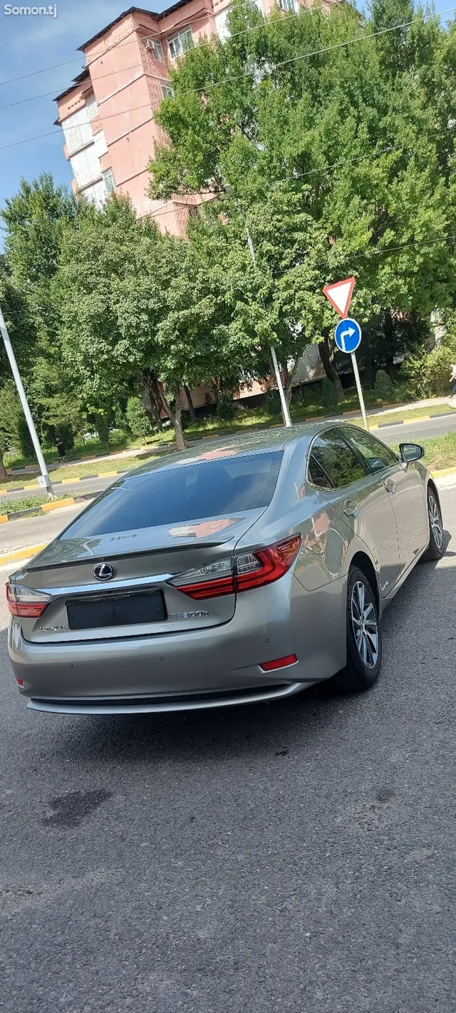 Lexus ES series 2016 · 2.5 AT