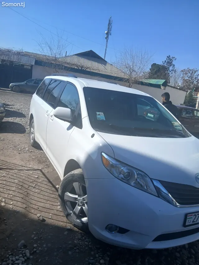 Toyota Sienna 2014 · 3.5 AT