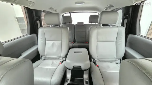 Toyota Sequoia 2018 · 5.7 AT