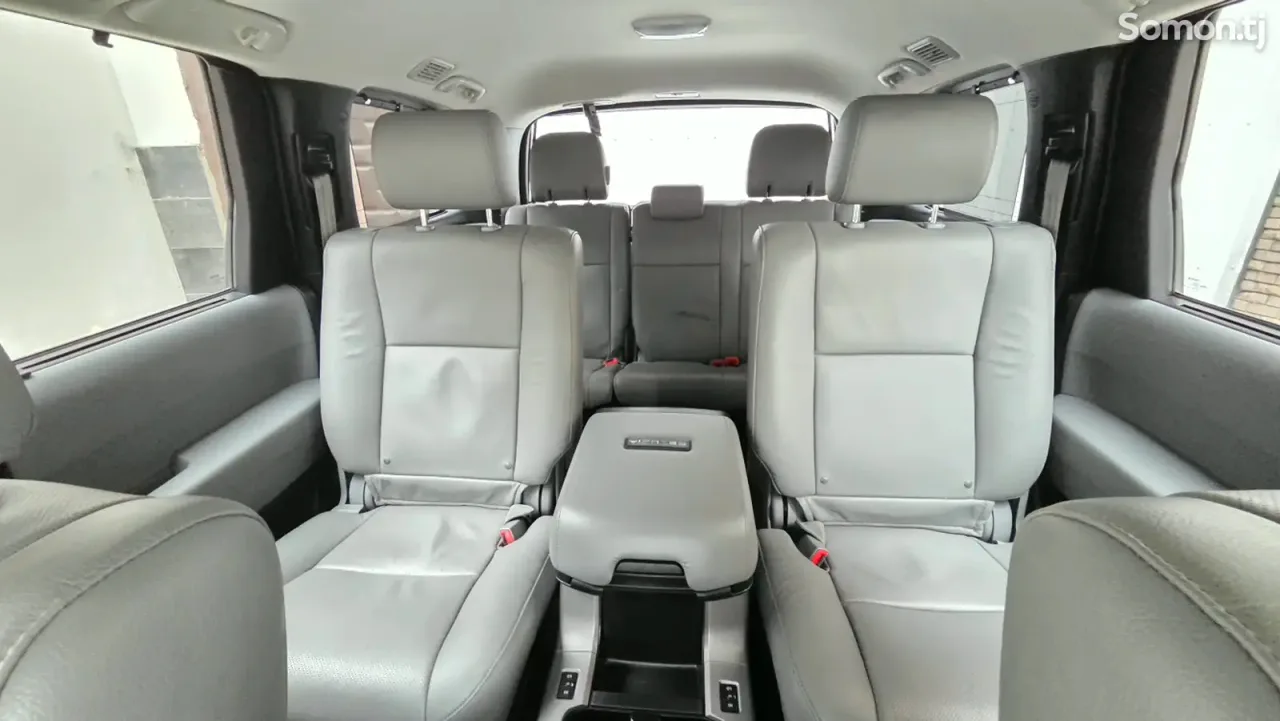 Toyota Sequoia 2018 · 5.7 AT