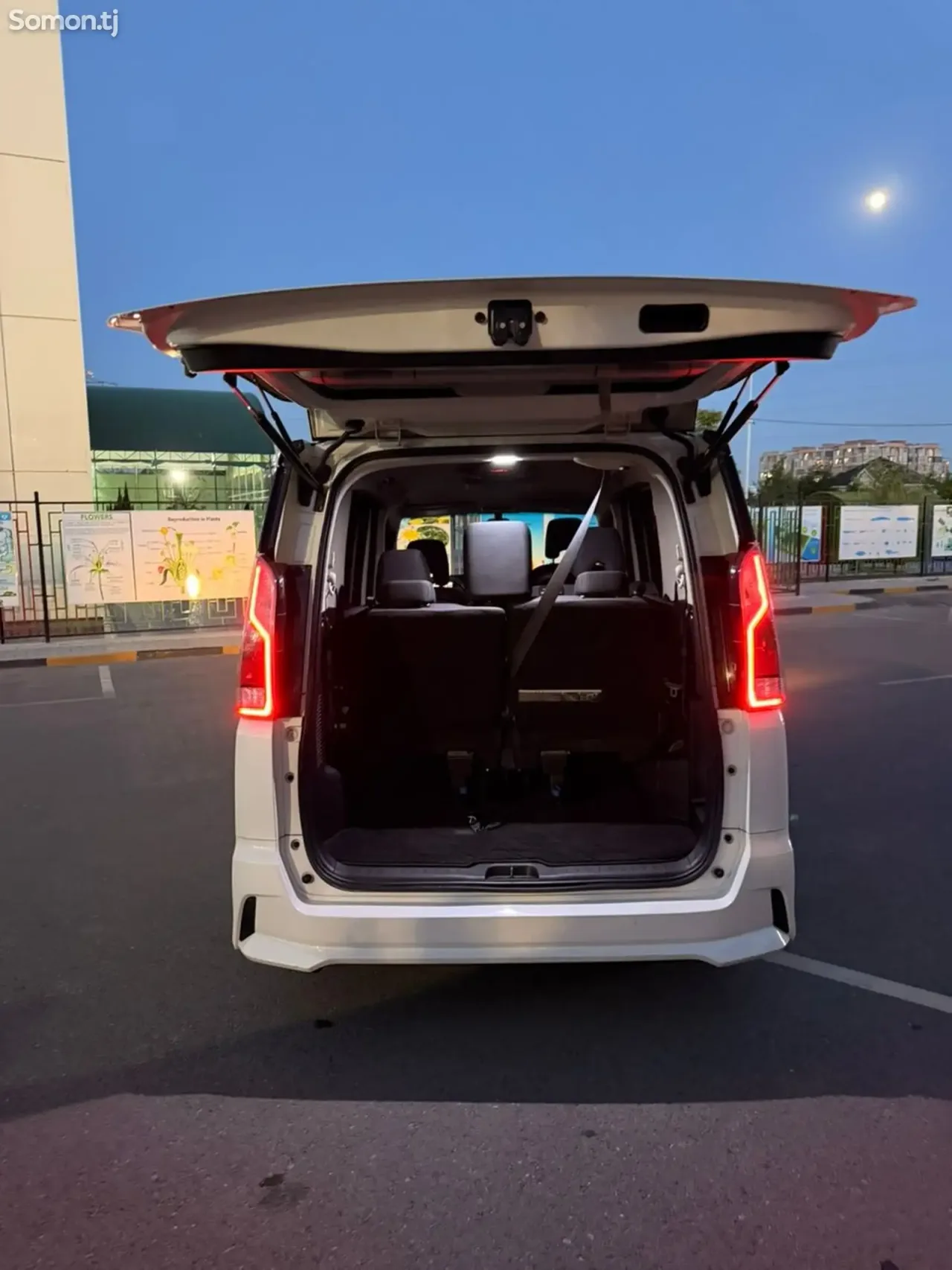 Nissan Serena 2016 · 2.0 AT