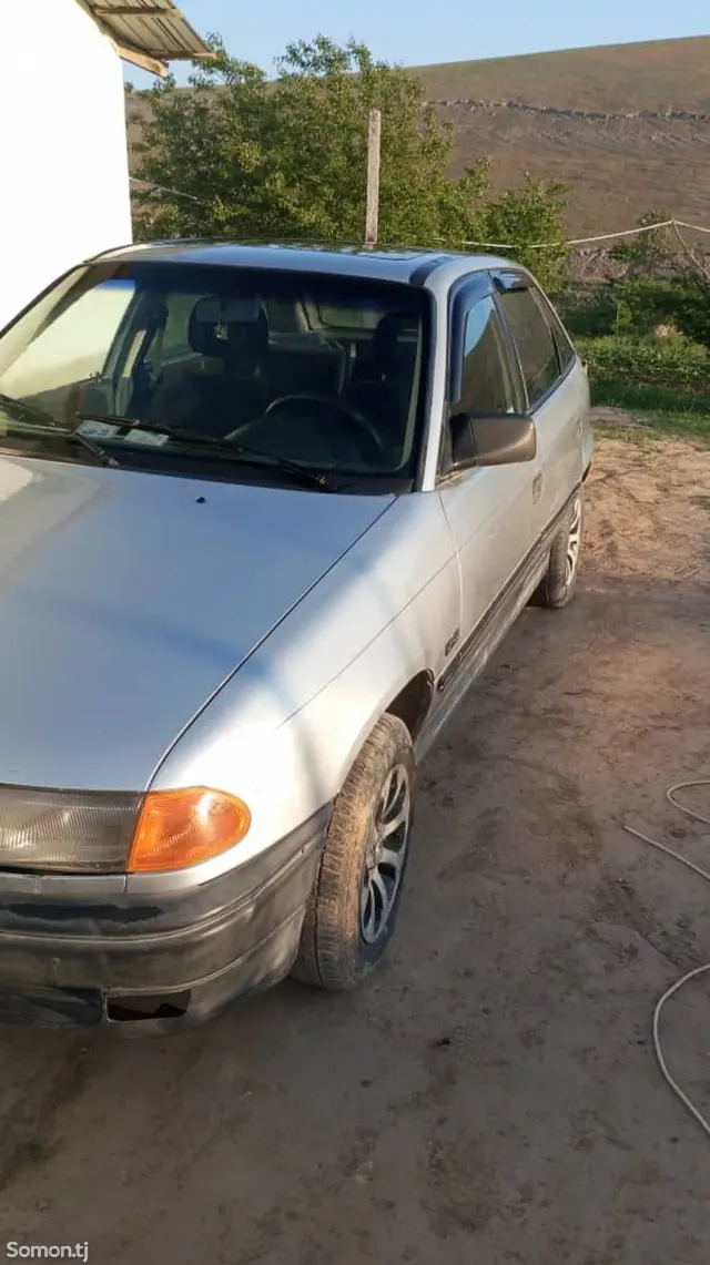 Opel Astra F 1993 · 1.6 MT