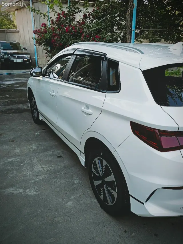 BYD E2 2025 · AT
